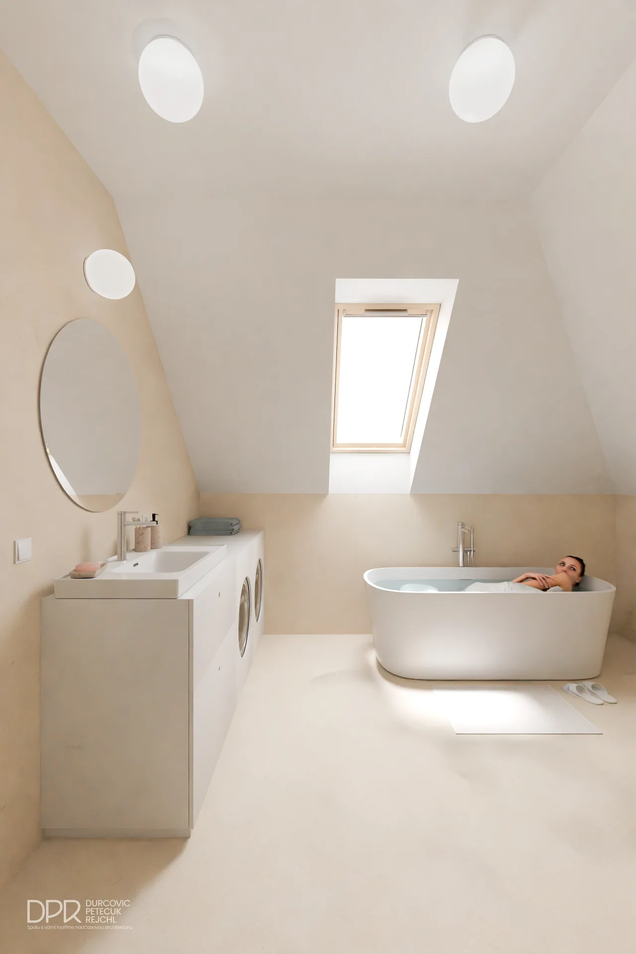 Hlavní koupelna penthouse se samostatně stojící vanou